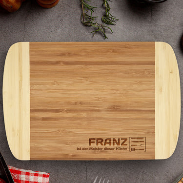 Geschenk-Bambus-Schneidebrett mit Gravur – Motiv Herr der Küche 2
