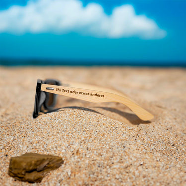 Sonnenbrille mit Bambusbügeln – rotes Gestell mit goldenen Gläsern