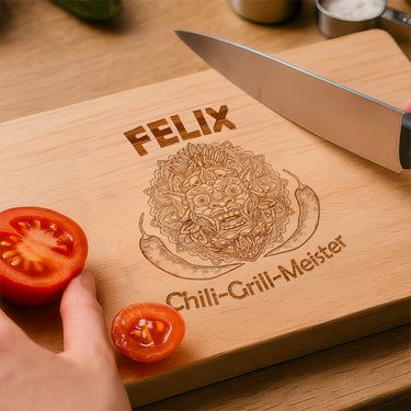 Geschenk-Massivholz-Schneidebrett mit Gravur – Motiv Chili Grillmeister