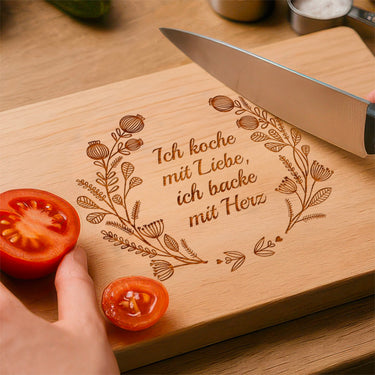Geschenk-Massivholz-Schneidebrett mit Gravur – Motiv Mohnblume