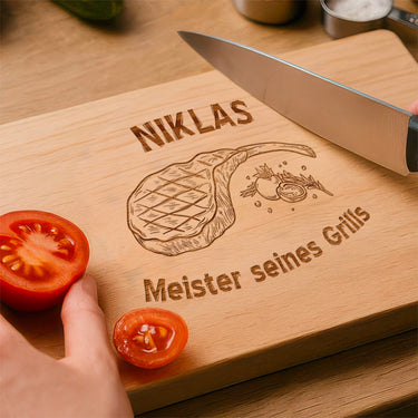 Geschenk-Massivholz-Schneidebrett mit Gravur – Motiv Grillmeister